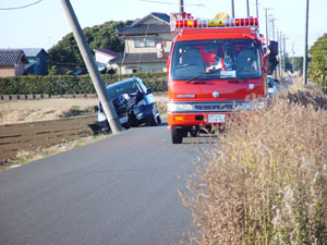 電柱に激突！！！
